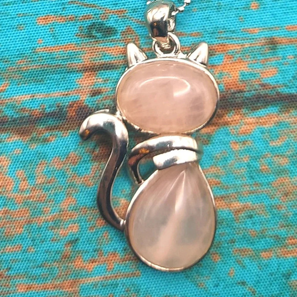 NWOT Rose Quartz Crystal Cat Pendant on 925 Silver Chain - Picture 1 of 4